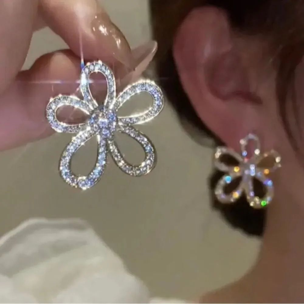 🌺 Betsey Johnson sparkling crystal flower earrings 🌺